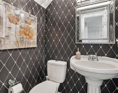 204 Summer Place - Photo Thumbnail 4