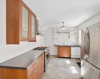 310 Jackson Avenue - Photo Thumbnail 6