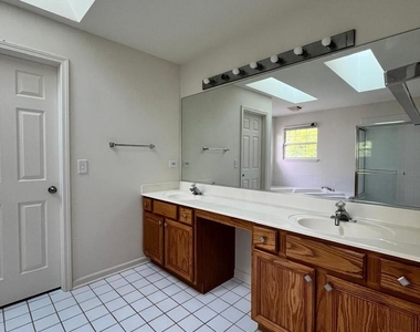 2803 Bluewater Circle - Photo Thumbnail 15