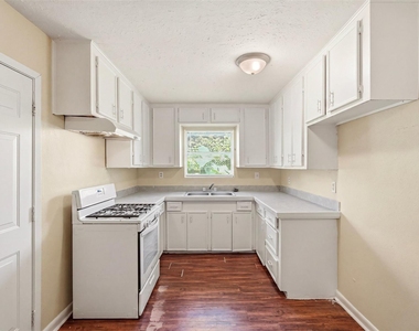 10227 Glenmawr Drive - Photo Thumbnail 6