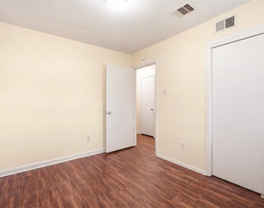 10227 Glenmawr Drive - Photo Thumbnail 15