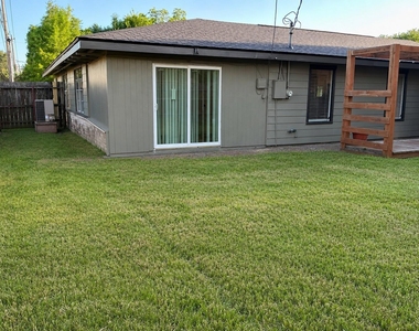1008 Wright Boulevard - Photo Thumbnail 2