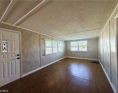 139 Gaslight Avenue - Photo Thumbnail 4
