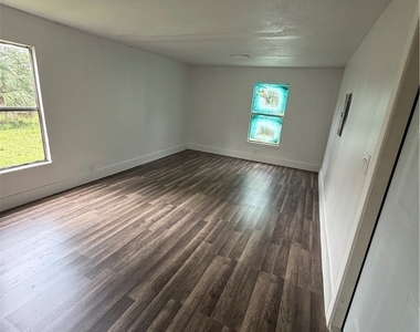 990 Riviera Avenue - Photo Thumbnail 2