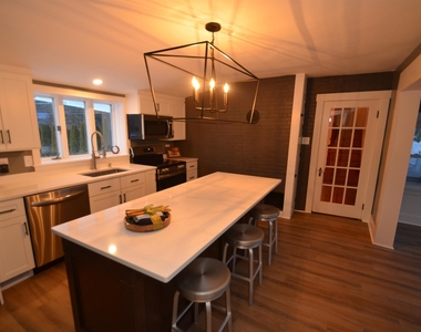 410 Wallace - Photo Thumbnail 5