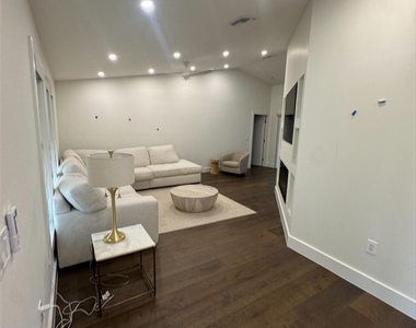27500 Suffridge Drive - Photo Thumbnail 9