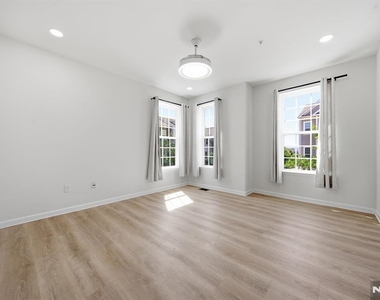 128 Wesmont - Photo Thumbnail 19
