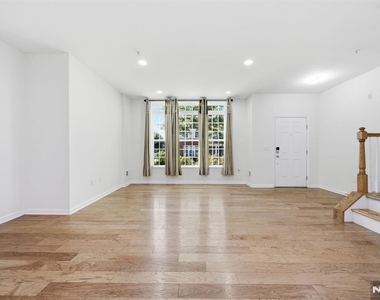 128 Wesmont - Photo Thumbnail 7