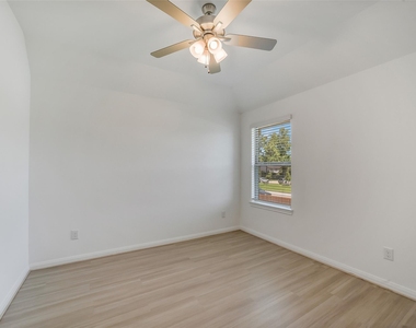 11928 Lakewood West Drive - Photo Thumbnail 16