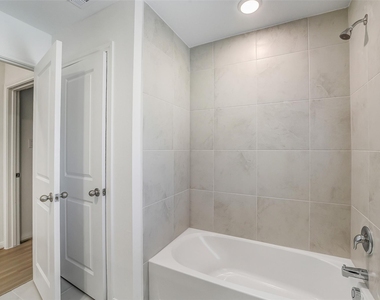 11928 Lakewood West Drive - Photo Thumbnail 18