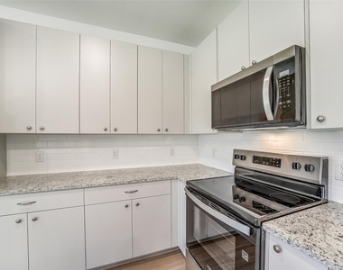 11928 Lakewood West Drive - Photo Thumbnail 7