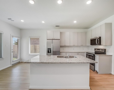 11928 Lakewood West Drive - Photo Thumbnail 5
