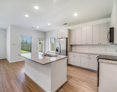 11928 Lakewood West Drive - Photo Thumbnail 8