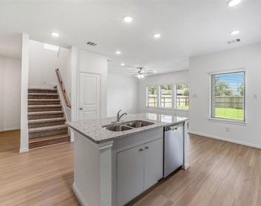 11928 Lakewood West Drive - Photo Thumbnail 9