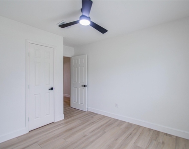 15448 Chipman Lane - Photo Thumbnail 5