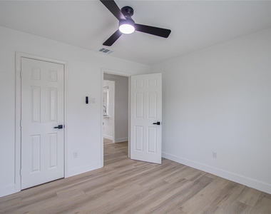 15448 Chipman Lane - Photo Thumbnail 3