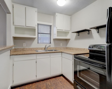 405 Hawthorne Street - Photo Thumbnail 4
