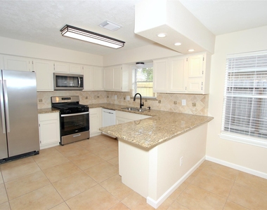 2731 Colony Drive - Photo Thumbnail 2