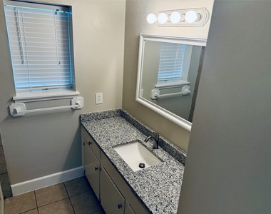 501 Waco Street - Photo Thumbnail 7