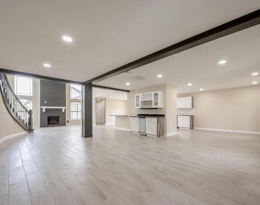 1011 Klamath Lane - Photo Thumbnail 2