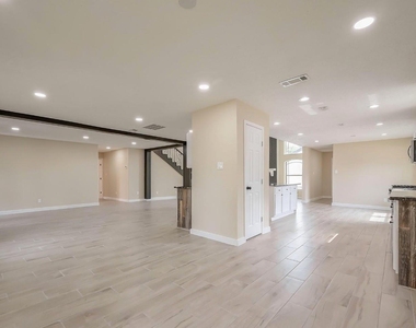 1011 Klamath Lane - Photo Thumbnail 3