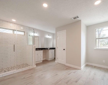 1011 Klamath Lane - Photo Thumbnail 6