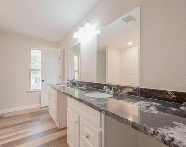 1011 Klamath Lane - Photo Thumbnail 7