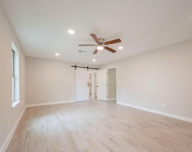 1011 Klamath Lane - Photo Thumbnail 8
