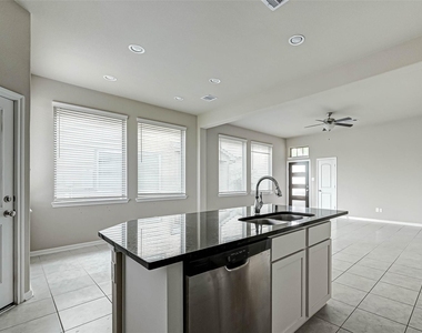 315 Biltmore Loop - Photo Thumbnail 16