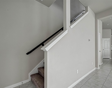 315 Biltmore Loop - Photo Thumbnail 8