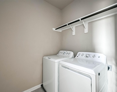 315 Biltmore Loop - Photo Thumbnail 19