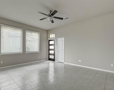 315 Biltmore Loop - Photo Thumbnail 10