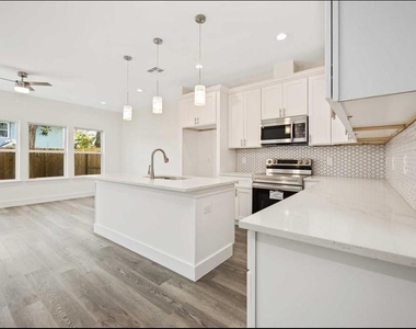 4508 Noble Street - Photo Thumbnail 6