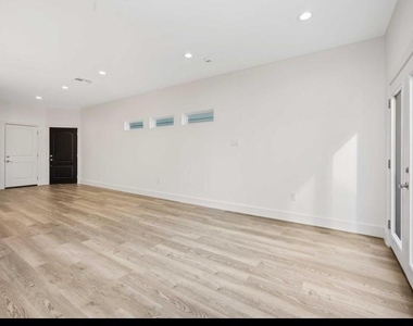 4508 Noble Street - Photo Thumbnail 5