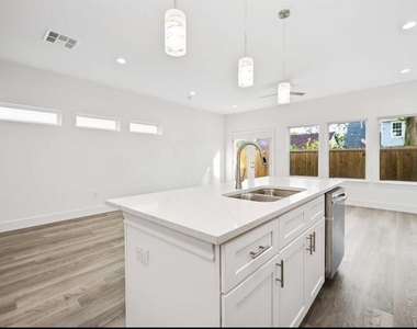 4508 Noble Street - Photo Thumbnail 7