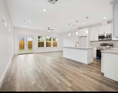 4508 Noble Street - Photo Thumbnail 4