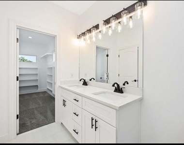 4508 Noble Street - Photo Thumbnail 9
