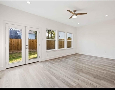4508 Noble Street - Photo Thumbnail 3