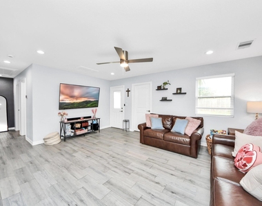 834 Ellington Street - Photo Thumbnail 4