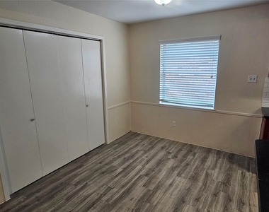 1113 E Amherst Lane - Photo Thumbnail 3