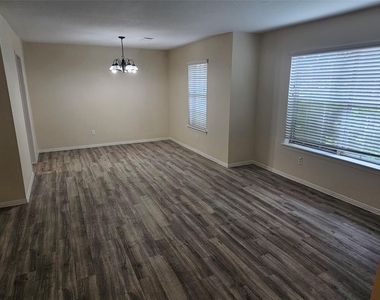 1113 E Amherst Lane - Photo Thumbnail 7