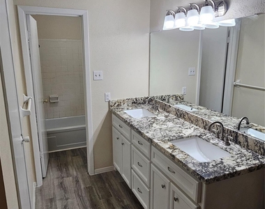 1113 E Amherst Lane - Photo Thumbnail 9