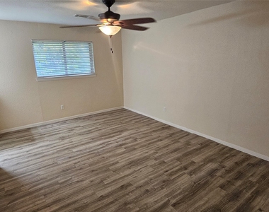 1113 E Amherst Lane - Photo Thumbnail 8