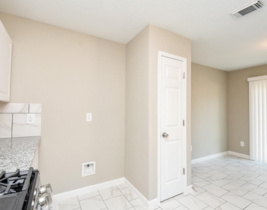 7818 Summer Place Drive - Photo Thumbnail 12