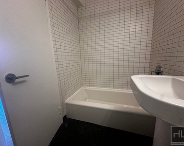 E 39th St - Photo Thumbnail 2