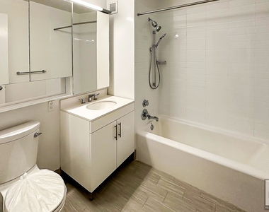 West 57th Street - Photo Thumbnail 4