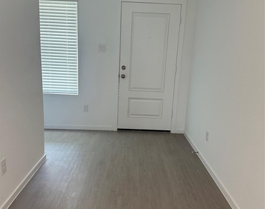31415 Pratola Serra Circle - Photo Thumbnail 10