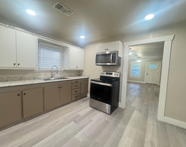510 W Sixth Street - Photo Thumbnail 5