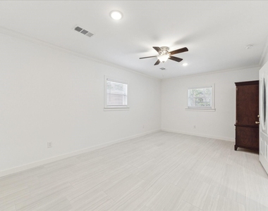 911 W 14th Street - Photo Thumbnail 9