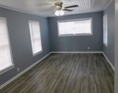816 Avenue A - Photo Thumbnail 8